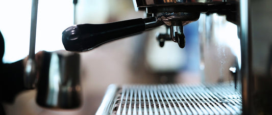 Wie man einen Kalkentferner für die Kaffeemaschine anwendet